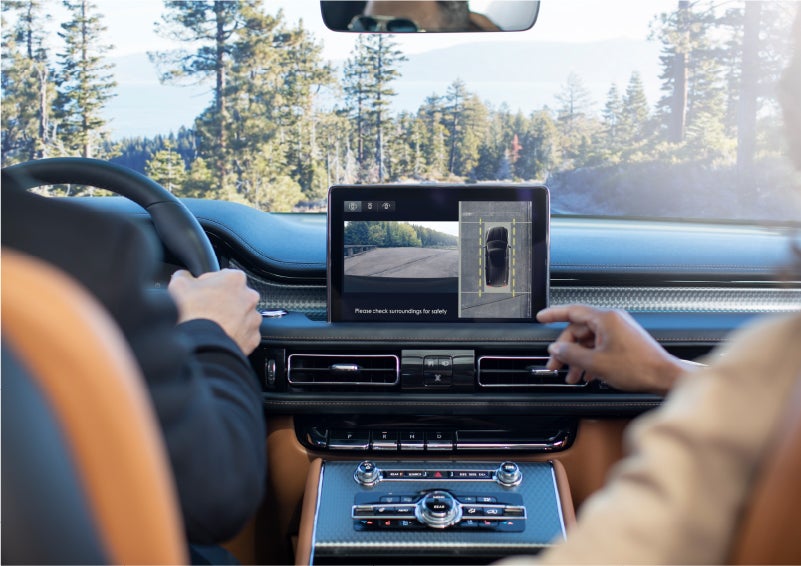 The 360-Degree Camera shows a bird’s eye view of a Lincoln Aviator® SUV from above | Allan Vigil Lincoln, Inc. in Morrow GA
