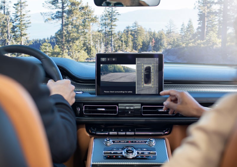 The available 360-Degree Camera shows a bird's-eye view of a Lincoln Aviator® SUV | Allan Vigil Lincoln, Inc. in Morrow GA