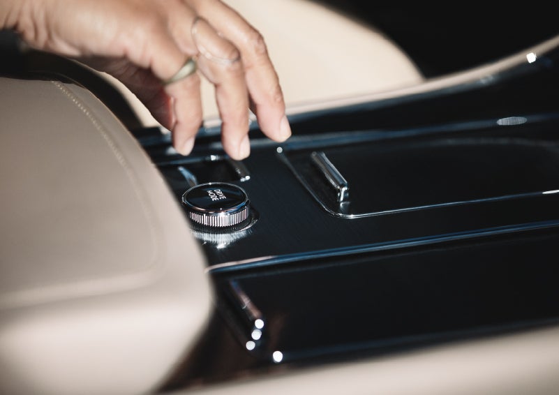 A hand reaching for the Lincoln Drive Modes knob of a 2024 Lincoln Aviator® SUV | Allan Vigil Lincoln, Inc. in Morrow GA