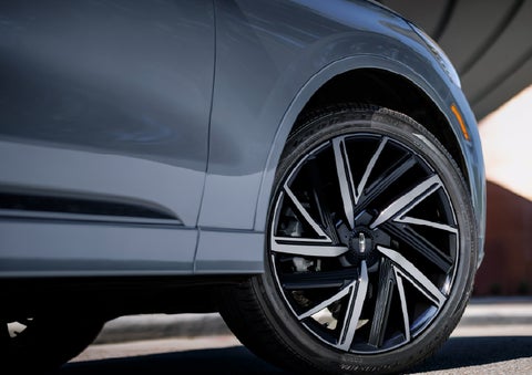The wheel of the 2027 Lincoln Aviator® Black Label™ SUV is shown slightly angled out. | Allan Vigil Lincoln, Inc. in Morrow GA